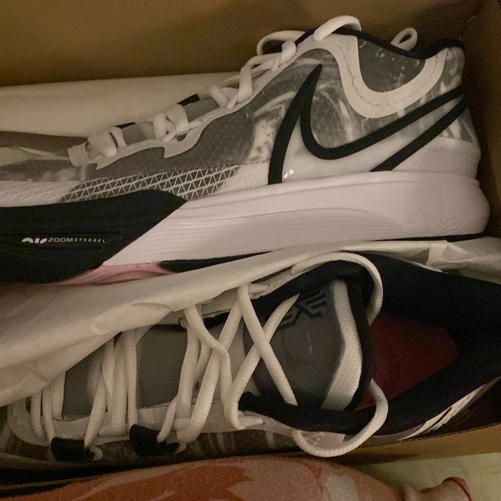 New Unreleased Kyrie irving 8 men’s 11.5 
Or women’s 13. - Picture 9 of 11